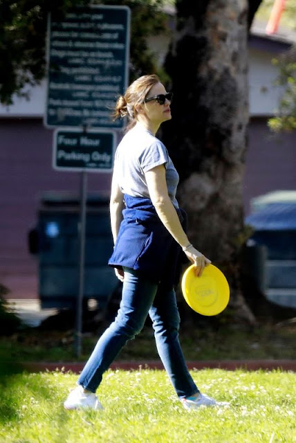 Jennifer Garner Outside in Brentwood 29 Mar -2020