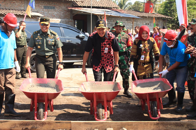 Gubernur Ganjar Pranowo  Lakukan Pengecoran Perdana TMMD Reg 105 Kodim Klaten Bersama Kasdam IV Diponegoro