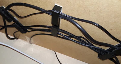 Organizador de cables para debajo del escritorio