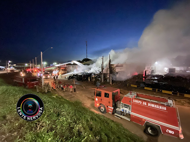 Revendedora de pneus é destruída por incêndio na capital - VEJA AS FOTOS 18 Revendedora de pneus é destruída por incêndio na capital - VEJA AS FOTOS
