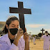 BRASIL / Em silêncio e segurando cruzes, enfermeiros protestam na porta do Planalto