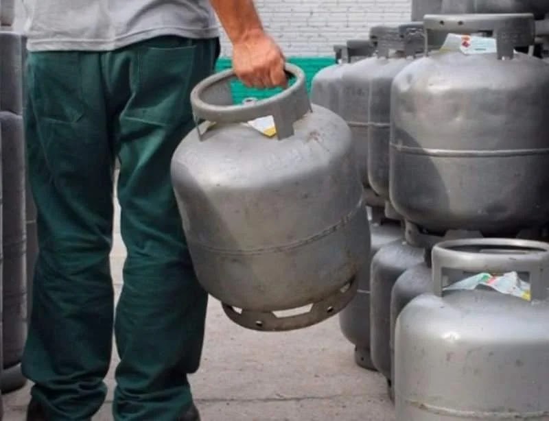 Uma nova alta no preço do gás de cozinha deve atingir os consumidores nos próximos dias. Desta vez, o aumento vem das distribuidoras e deve ser de 5%. As distribuidoras de gás justificam que o aumento de até R$ 5,89 no preço do botijão servirá para cobrir o aumento da inflação e o reajuste salarial de funcionários, que acontece todo ano no mês de setembro.  “Se o governo de São Paulo zerar o ICMS do gás, podemos juntos, baixar pela metade, o valor do botijão”, afirmou o presidente. “Eu gostaria que pelo menos um governador fizesse o mesmo que eu fiz e zerasse o imposto. ”, Frase de dita pelo o presidente Jair Bolsonaro.  Foto: Facebook Informações/Fonte: R7