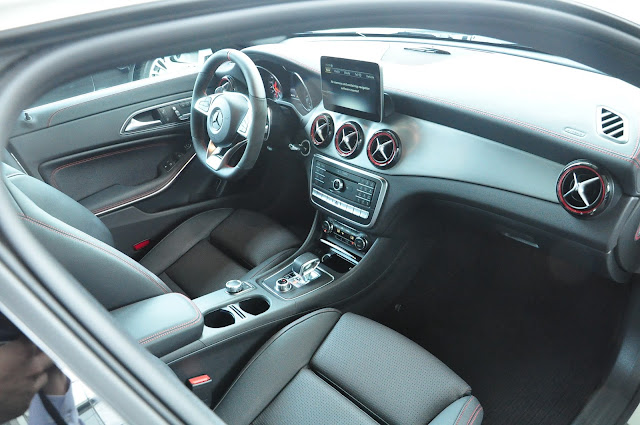 Nội thất Mercedes AMG CLA 45 4MATIC 2017 Nội thất Mercedes AMG CLA 45 4MATIC 2017 tương phản với 2 màu Đen và Đỏ