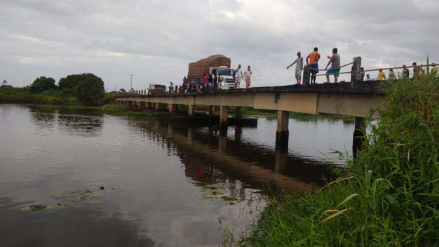 Criança e idosa morrem após carro cair em rio no município de Canavieiras