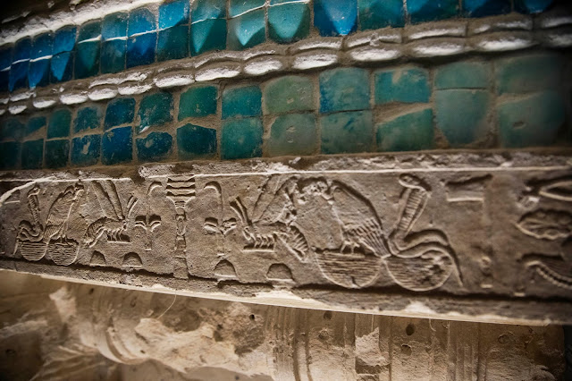 Επιγραφές και εγχάρακτες λεπτομέρειες κοσμούν έναν τοίχο του νότιου νεκροταφείου του Φαραώ Ζοζέρ
