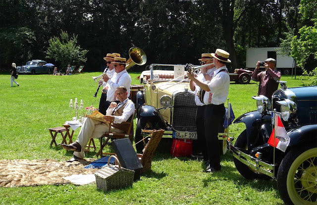 Schöne Moment Aufnahme mit Jazzkapelle passend zum Ford Gespann und Frank Frühlingsdorf auf den 1. Fashion Award Historische Fords mit Picknick-Jazzkapelle und Sonnenschein auf Schloss Merode