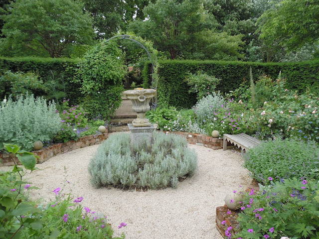 Silver Sunken Garden, żwirowa nawierzchnia