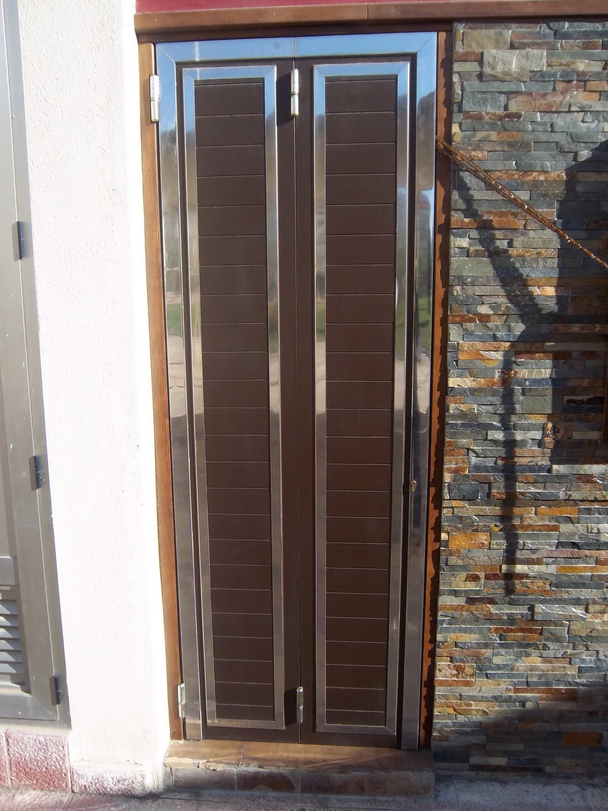 NORBEL CARPINTERIA METÄLICA Y ACERO INOXIDABLE: PUERTA TRASERA DE