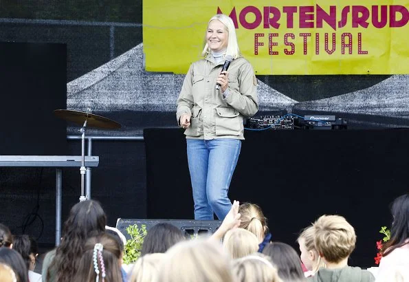 The Crown Princess wore a Greenland jacket by Fjallraven. Princess Mette-Marit wore Fjallraven Greenland Jacket