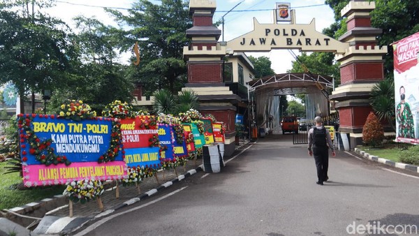 FPI Dilarang Karangan Bunga Hiasi Gedung Sate hingga Markas TNI Polri