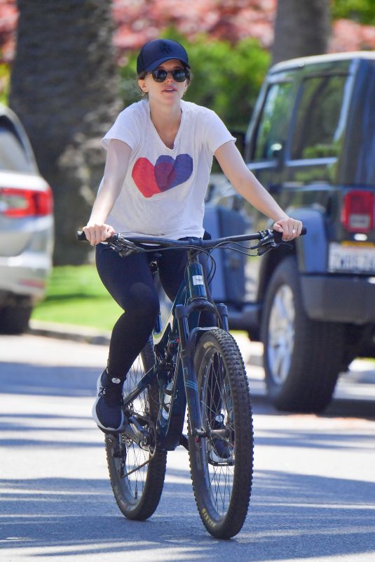 Katherine Schwarzenegger Outside Riding Bike in Santa Monica 25 Apr-2020
