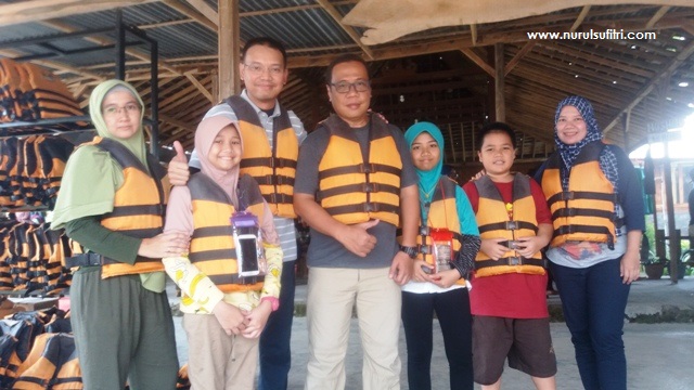 memakai perlengkaoan keselamatan jaket pelampung wisata yogyakarta cave tubing goa pindul nurul sufitri blogger social media mom traveling lifestyle