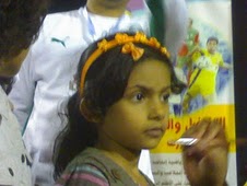 إحدى الاطفال تشارك في مسابقة تلوين الوجه في المهرجان