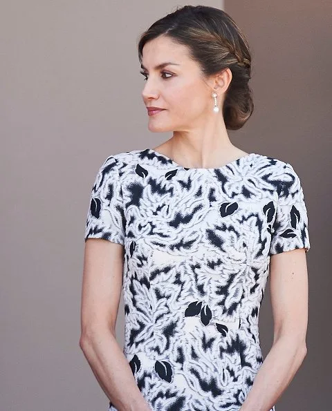 Queen Letizia wore Carolina Herrera Parrot Tulip Fil Coupe Sheath Dress and sandals, Letizia carried Carolina Herrera Clutch bag