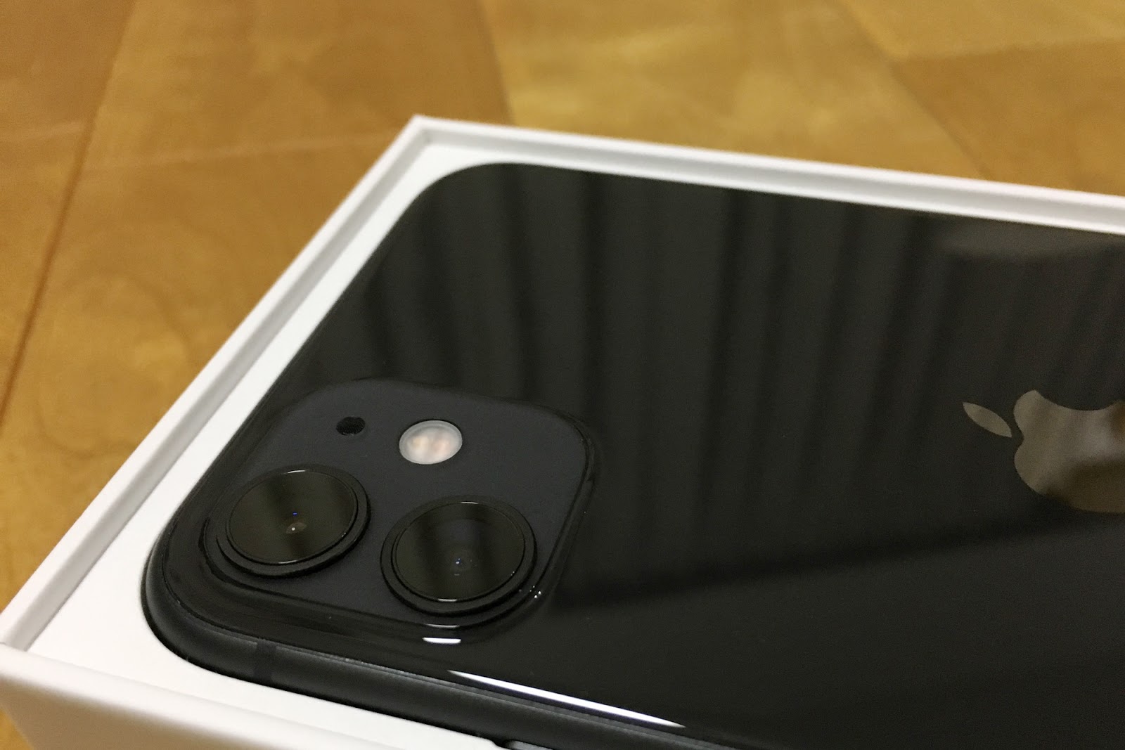 Iphone 11の背面に 滑り止めのクッションゴム 涙目 を貼ってみた