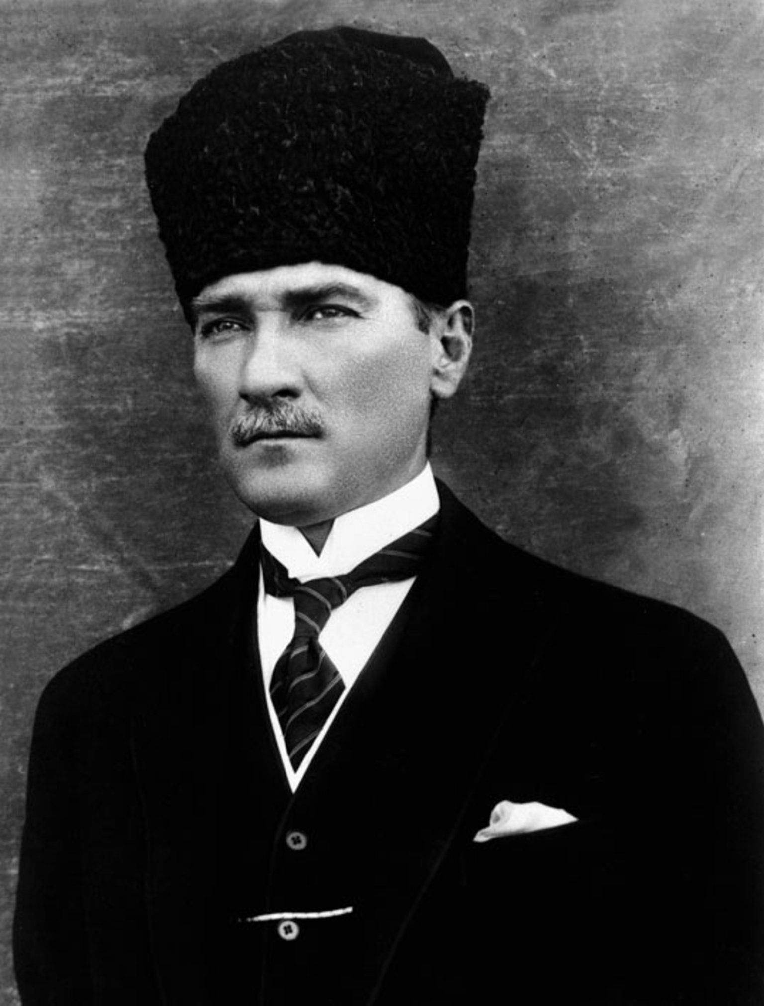 Atatürk siyah beyaz resim, Ataturk resım hizli, resim yükle, indir, hızlı resim url, yükle, Atatürk telefon duvar kagıdı indir, profil resimi, Ataturk resimleri ,Ataturk fotograflari  Atatürk-siyah-beyaz-resim-Ataturk-resım-hizli-resim-yükle-indir-hızlı resim-url-yükle-Atatürk-telefon-duvar-kagıdı-indir-profil-resimi-Ataturk-resimleri-Ataturk-fotograflari  Türkiyyenin  tarihi liderlerinden biri de Mustafa Kemal Atatürkdür. Türk halkı  Atatürkü kendi kahramanı ve lideri larak gördüğü için belkide  Türkiyyede  en çok sevilen bir tarihi şahısdır. Bu günkü yayınımızda Atatürkün siyah beyaz resimlerini size takdim edeceğiz. İsteyen telefonuna indirerek telefon duvar kağıdı olarak kullana bilir ve ya instagram ve facebook profillerinde paylaşa bilirler. Hızlı resim indirmenin bize  sağladığı imkanlardan yararlanarak Atatürkün siyah beyaz resimlerini hd olarak ücretsiz indire bilirsiniz. Resimin üzerine basılı tutarak açılan pencerede resmi indir yazısına tıklayarak fotoğrafları indire bilirsiniz     ATATÜRK'ÜN HAYATI KISACA Mustafa Kemal Atatürk 1881 yılında Selanik’te doğdu. Ali Rıza Efendi babası,  Zübeyde Hanım ise annesidir. Mustafa Kemal Atatürk’ün eğitim aldığı okullar baştan sona  şöyledir; ilkokul eğitimini Mahalle Mektebinde ve Şemsi Efendi Okulunda, ortaokul eğitimini  Selanik Mülkiye Rüştiyesi ve Selanik Askeri Rüştiyesinde, lise eğitimini Selanik Askeri  İdadisi, üniversite eğitimini ise Harp Okulu ve Harp Akademisinde almıştır. 1893 yılında  Askeri Rüştiye’de okurken matematik öğretmeni ona Kemal ismini verdi ve böylece ismi  Mustafa Kemal oldu.  I. Dünya Savaşı nihayete erdiğinde Mondros Ateşkes antlaşması imzalanması ile vatan  topraklarını paylaşılacaktı. Fakat duruma el koyan Mustafa Kemal, 19 Mayıs 1919’da  Samsun’a çıkarak milli mücadelenin temellerini attı.23 Nisan 1920 tarihinde TBMM’nin  açılmasına önder olan Mustafa Kemal Meclis tarafından da Hükümet Başkanı seçildi. 5  Ağustos 1921’de yine Meclis tarafından Başkomutan seçildi. Sakarya Savaşı’nın  kazanılmasındaki büyük emeklerinden dolayı Gazilik unvanı ve Mareşallik rütbesi ile  şereflendirildi.  29 Ekim 1923 tarihinde Cumhuriyet ilan edildi ve Mustafa Kemal Atatürk Türkiye  Cumhuriyeti’nin ilk Cumhurbaşkanı koltuğuna oturdu. 1934 yılında Gazi Mustafa Kemal’e  meclis “Atatürk” soyadını lâyık gördü.  10 Kasım 1938 tarihinde Dolmabahçe Sarayı’nda hayatına veda etti. Tüm ülkeyi yasa  boğdu. Ancak inkılapları ve ülkemize kazandırdıklarıyla kalbimizde sonsuzluğu ulaşmış bir  liderdir.