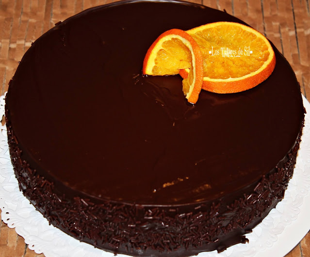 PASTEL DE CUMPLEAÑOS DE BIZCOCHO DE NARANJA Y CHOCOLATE NEGRO PASO A PASO