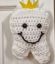 http://translate.googleusercontent.com/translate_c?depth=1&hl=es&prev=/search%3Fq%3Dhttp://www.repeatcrafterme.com/2014/08/crochet-apple-pouch-pattern.html%26safe%3Doff%26biw%3D1429%26bih%3D961&rurl=translate.google.es&sl=en&u=http://www.repeatcrafterme.com/2014/08/crochet-tooth-fairy-pillow.html&usg=ALkJrhiTPzj-oA1IMhezhZPteU3a9dUWxA