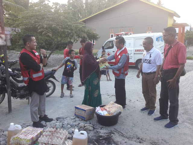  Camat Mappedeceng Dampingi Wakil Ketua Relawan PMI Lutra Serahkan Bantuan Logistik