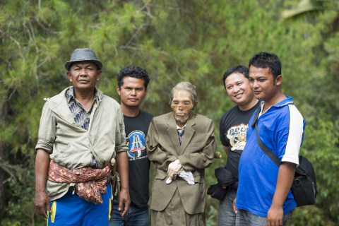 Creepy! Hundreds of "Corpses" Walk In Toraja Every 3 Years - Ma'nene Tradition