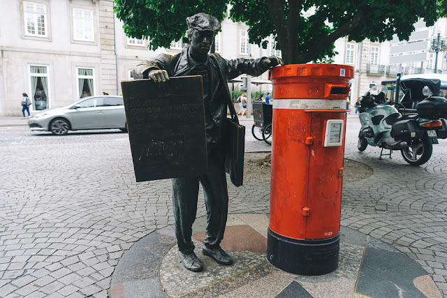 新聞売りの青年像（Estatua do Ardina）