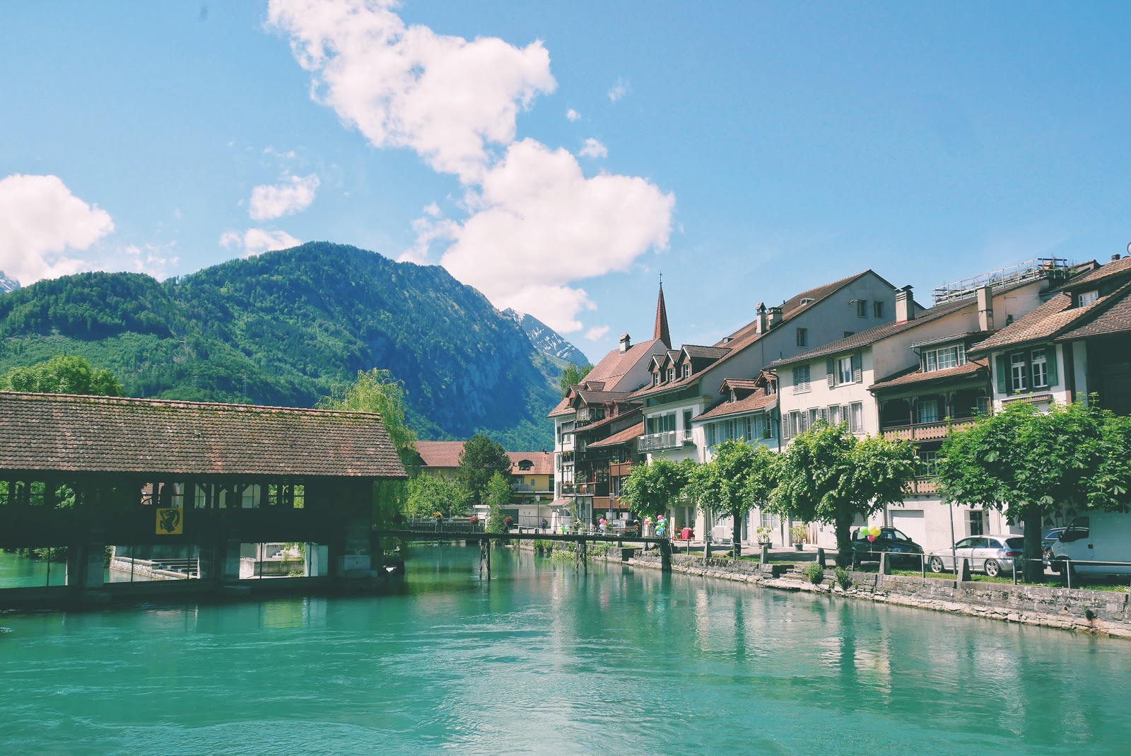 Kota Interlaken di pinggir Sungai Aare Kota Interlaken di pinggir Sungai Aare