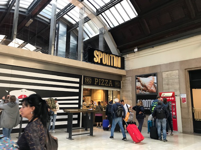 ミラノ中央駅構内のピザ屋さんで立ち食いピザって感じかしら