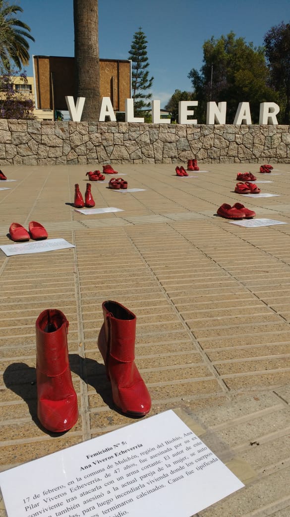 Intervención artística “Zapatos llegó a Plaza O'Higgins de Vallenar ~ RCI Chile ::: RCI Noticias