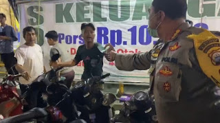 Forkopimda Kota Makassar Patroli Bubarkan Kerumunan dan Bagikan Masker ke Warga