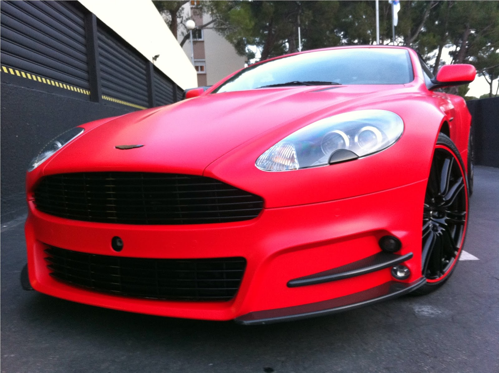 Красный спорткар Aston Martin DBS v12