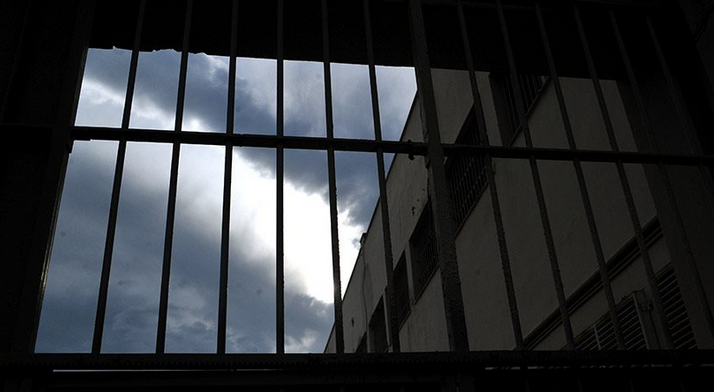 Αλβανός καταδικάστηκε σε ποινές 108,5 ετών και έμεινε στη φυλακή μόλις 8,5 χρόνια λόγο του νόμου Παρασκευόπουλου - Στη συνέχεια δεν απελάθηκε από τη χώρα γιατί κατέθεσε αίτηση ασύλου Αλβανός καταδικάστηκε σε ποινές 108,5 ετών και έμεινε στη φυλακή μόλις 8,5 χρόνια λόγο του νόμου Παρασκευόπουλου - Στη συνέχεια δεν απελάθηκε από τη χώρα γιατί κατέθεσε αίτηση ασύλου