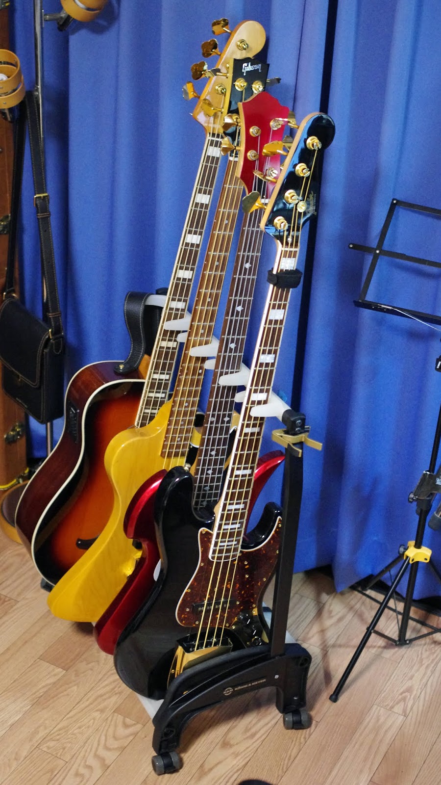 【52OFF!】 KM ギタースタンド 4本用 “ガーディアン 3 1" 17534 カラーブラック リール