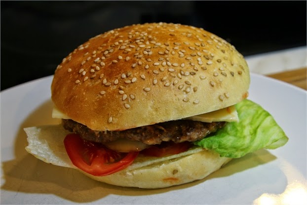 Hamburger, selbstgemacht- fertig belegt