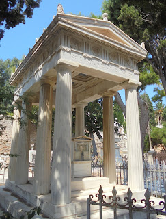 το ταφικό μνημείο της Φλώρα Μπαρμπέτα στο ορθόδοξο νεκροταφείο του αγίου Γεωργίου στην Ερμούπολη