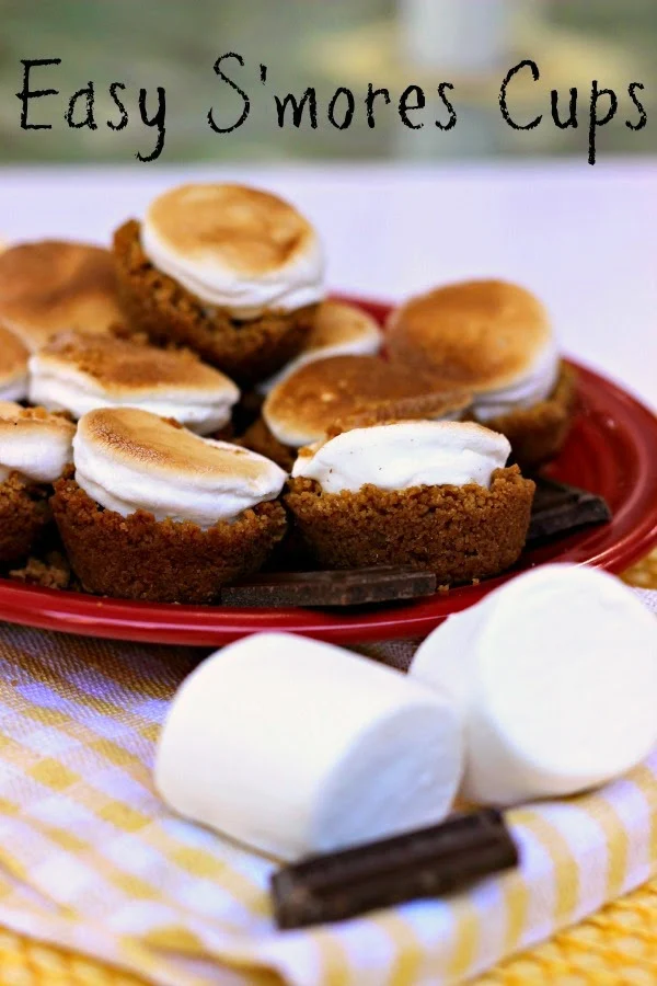 Easy S'mores Cups: No need to have a campfire for these cuties! They bake up right in your oven anytime of the year! #dessert #chocolate
