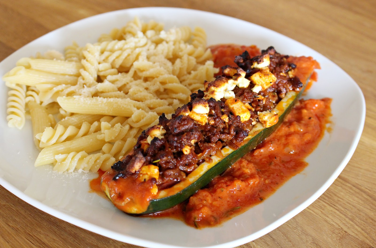 Svenja&amp;#39;s Koch- und Backblog: Gefüllte Zucchini mit Feta in Tomatensoße