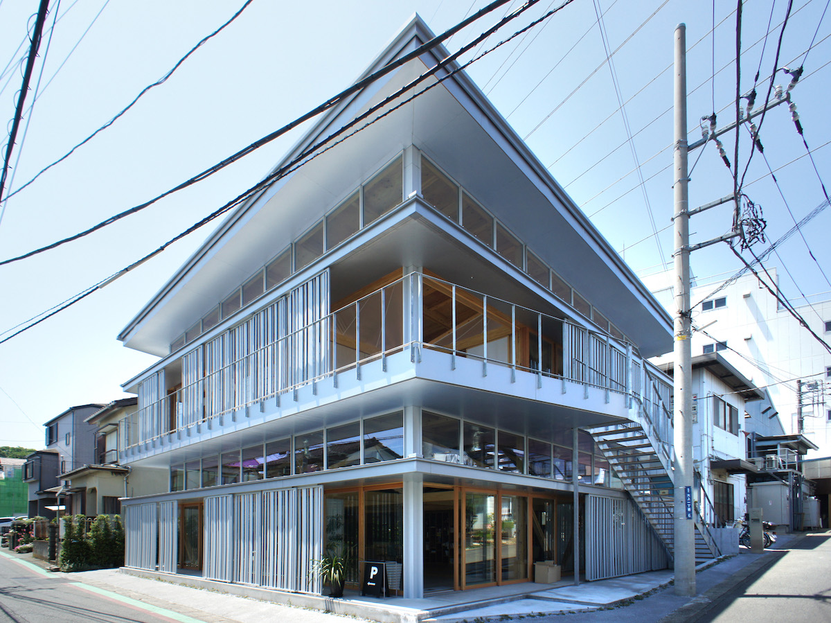 浜田晶則建築設計事務所による神奈川のオフィス＋マルチスペース「綾瀬の基板工場」