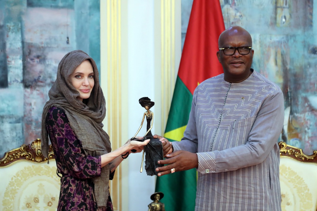 Angelina Jolie se reúne com o presidente de Burkina Faso
