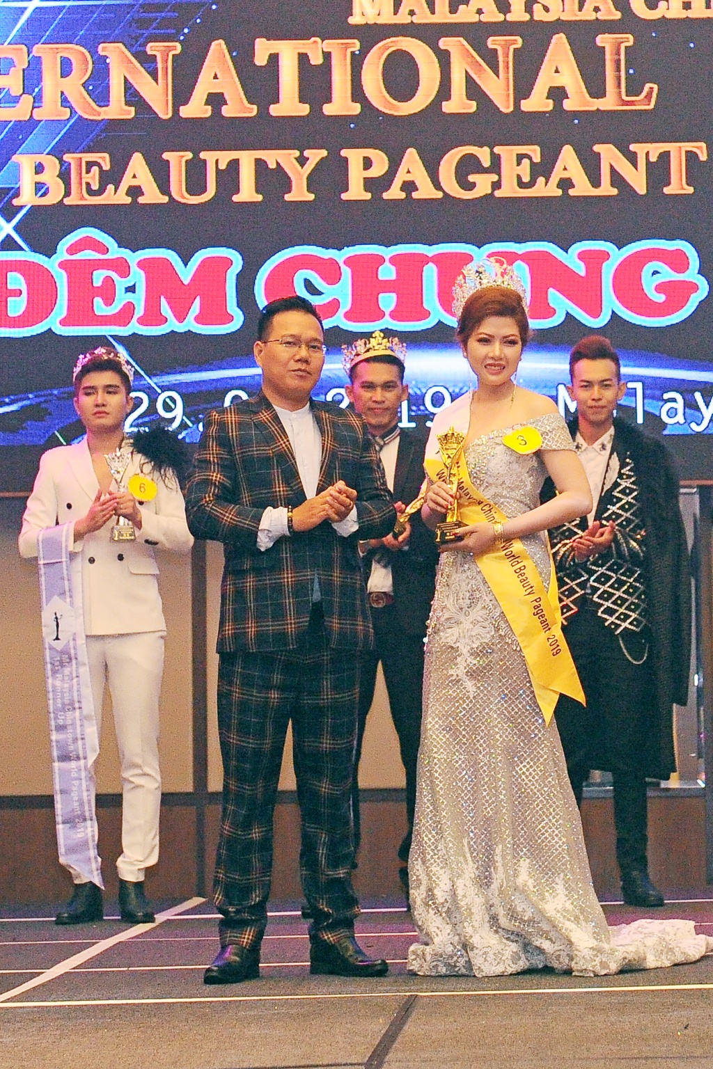  Miss, Mrs & Mr Malaysia Chinatown World Beauty Pageant 2019 rực rỡ sắc màu đêm chung kết tại Malaysia