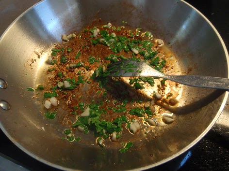 perejil y ajo para una salsa