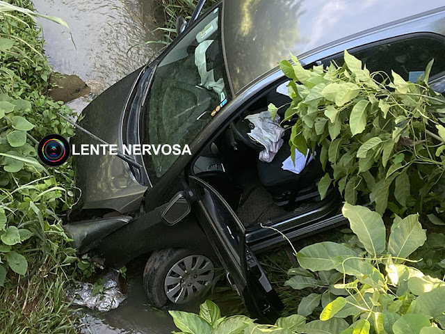 Médica perde controle da direção e cai com carro em córrego na Avenida Jorge Teixeira – VÍDEO