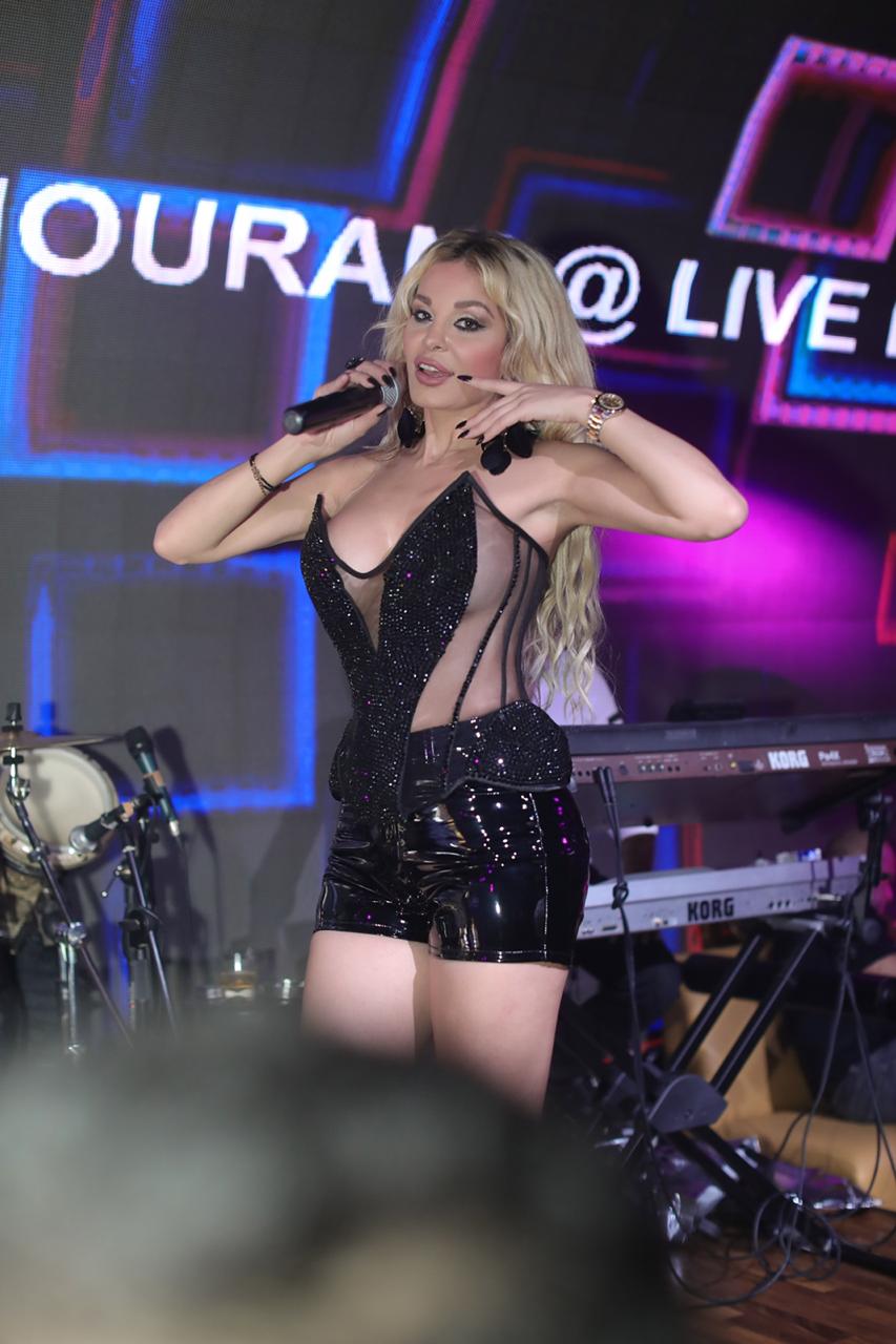 بعدما اعتبروها النجمة الأجمل.. دومينيك حوراني تشعل حفلات رأس السنة بإطلالة \"جريئة\"