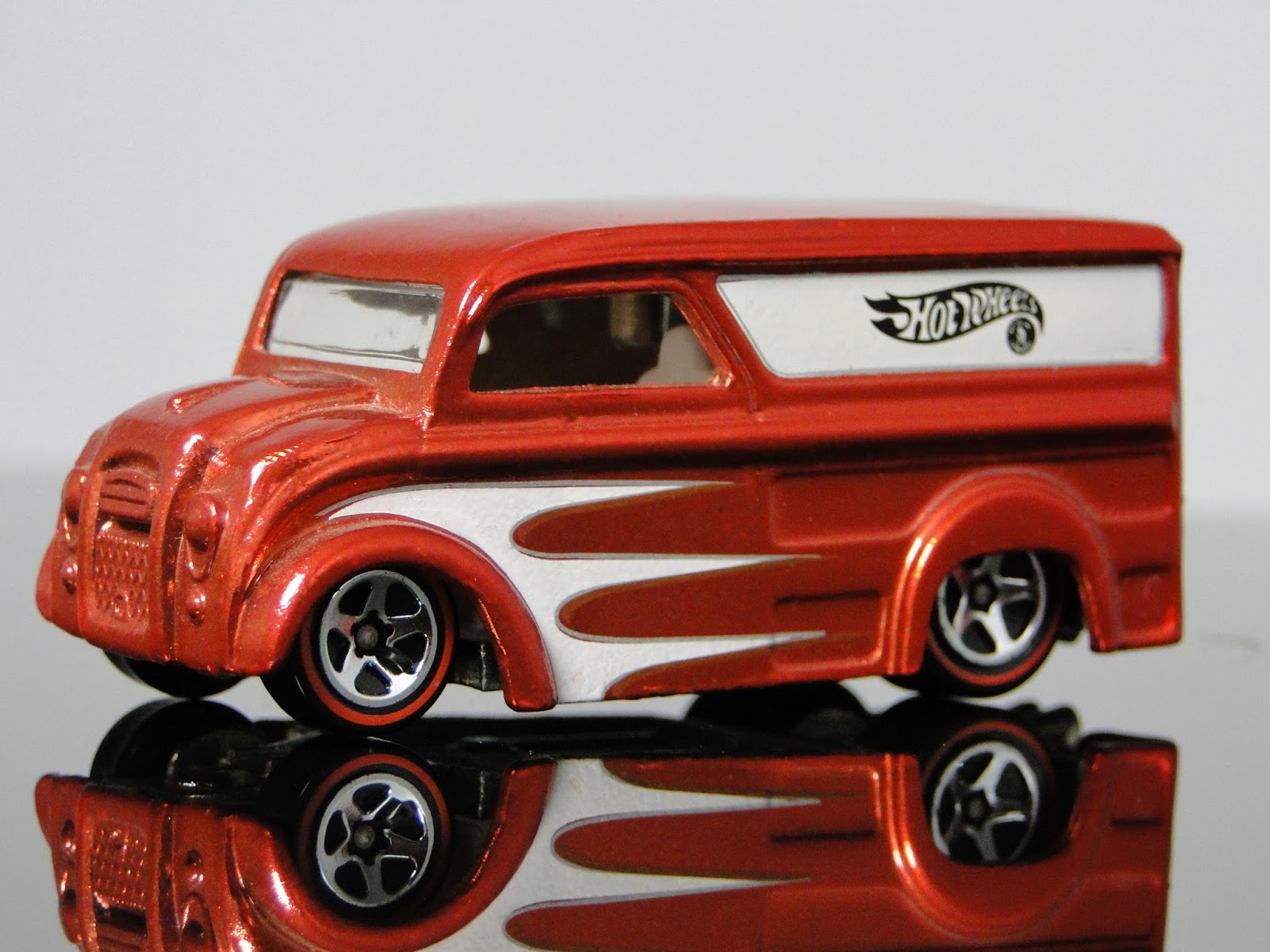 Hot Wheels Dairy Delivery - Voiture Miniature 1/64 En Métal - Série Delivery #12/25 - état Occasion