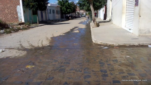 População reclama de grande desperdício de água em Santa Cruz do Capibaribe