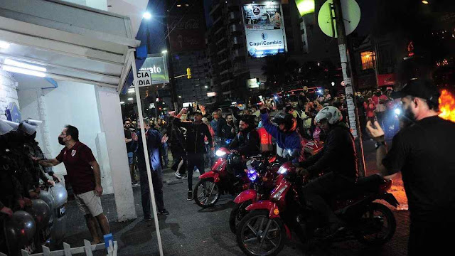 Em bairro operário, massiva protesta contra a moleza da polícia e do governo