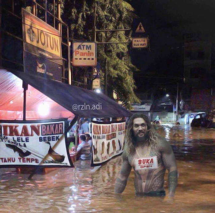 10 Meme 'Makan Pecel Lele di Tengah Banjir' Ini Bikin 