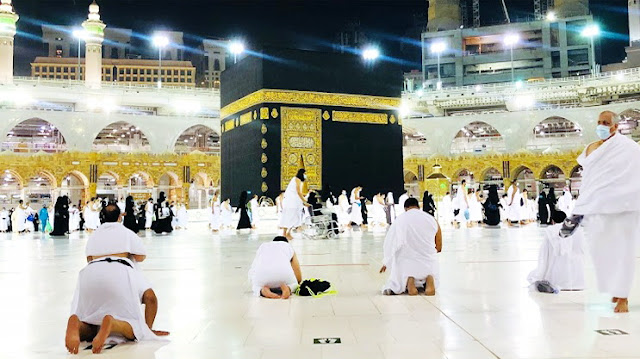 Seperti Ini Penampakan Sholat Subuh Berjamaah Perdana di Masjidil Haram di Tengah Pandemi Covid