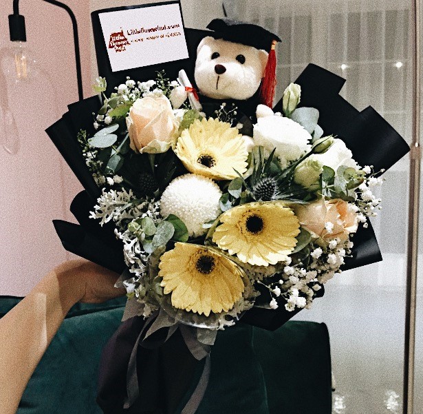Beautiful Designs of Bouquet for Graduation Flowers by Little Flower
