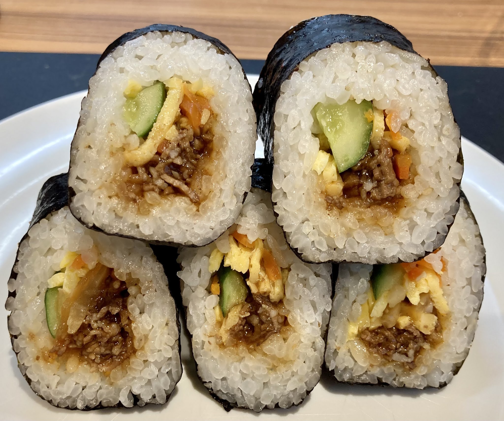 実食 セブンの牛カルビ焼肉キンパ キムパプ レビュー カロリー糖質は コンビニ研究本部新ジャンル調査室 コンビニ サラリーマン総研 最新コンビニグルメがわかるブログ