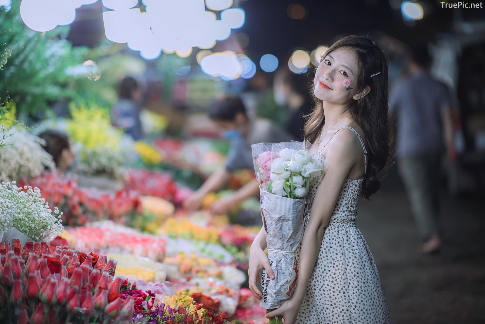 Vietnamese Hot Girl Linh Hoai - Strolling on the flower street - TruePic.net - Picture 3